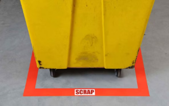 เทปตีเส้นพื้นสีแดงสำหรับกำหนดพื้นที่ Scrap หรือจุดวางของเสียในโรงงาน ช่วยแยกพื้นที่จัดเก็บให้ชัดเจน เป็นระเบียบ และเพิ่มความปลอดภัยในการทำงาน